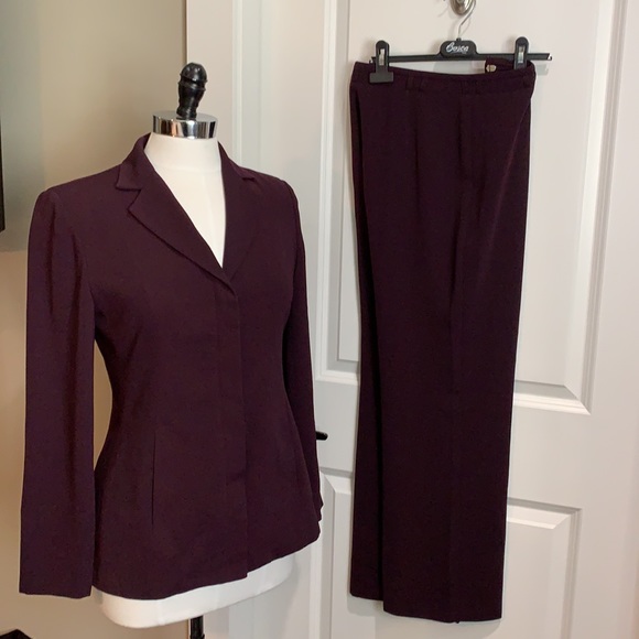A.Wear women’s three piece suit - Picture 4 of 16